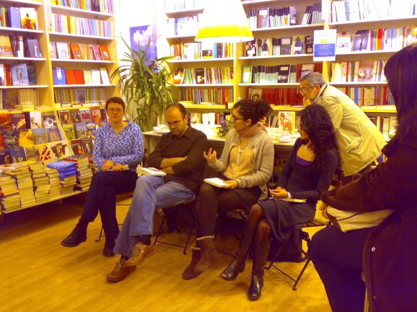 Con Francesca Bonafini, Nadia Terranova e Giorgia Rispoli mentre conduco la presentazione dell'antologia "Fiocco Rosa". Libreria Fanucci di Roma (6 marzo 2009)