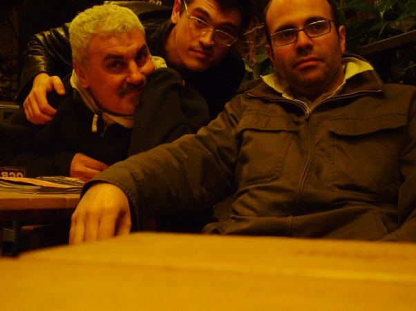 Con Mauro Mazzetti e Antonio Koch (di "Lame Rotanti") seduti a un bar all'aperto di via Arenula a Roma (25 marzo 2009)