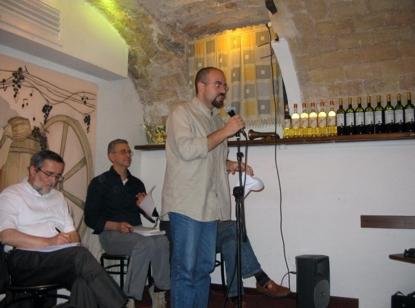 Con Giuseppe Ierolli e Alessio Brandolini (de I Libri In Testa) all'Enoteca "28 de vino" di Roma. Reading (16 giugno 2006)